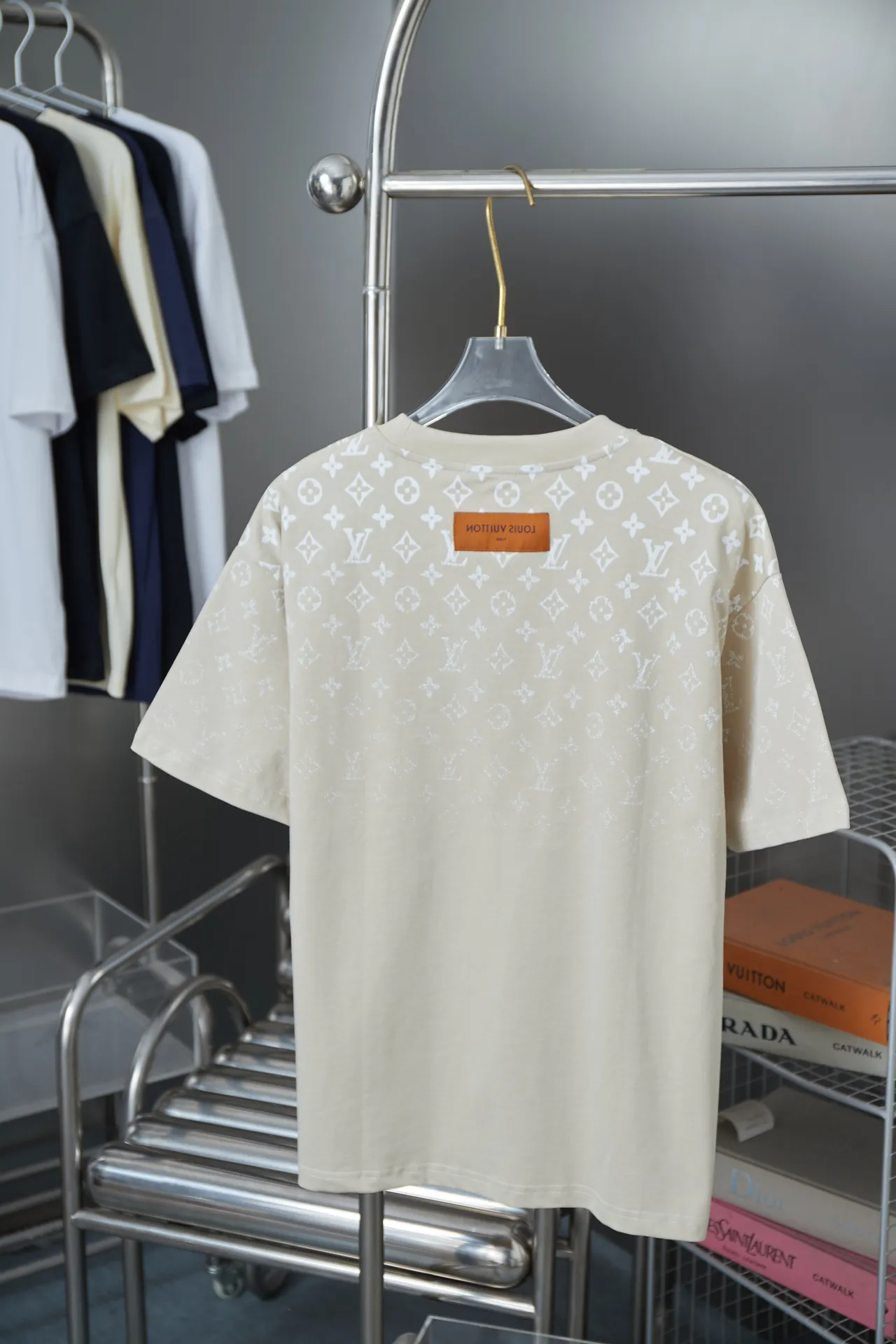 🅿️180 High-quality Lv 2025 early spring new model, MONOGRAM presbyopic gradient short-sleeved T-shirt, using digital printing technology to render pixel light and shadow for the Monogram gradient pattern, and its silk-screen texture and knitting effect complement each other. Synchronized with the official website, pure cotton fabrics at the counter! Comfortable against the skin, durable and easy to wear, meticulous original craftsmanship, custom-made 260g vat-dyed fabric, very comfortable to the touch, latest brick cabinet synchronization, OS off-shoulder version, fashionable and individual, super versatile and good-looking, very suitable for both men and women, must-have style, hang tag, collar label, washed wheat, complete with three labels S M L XL